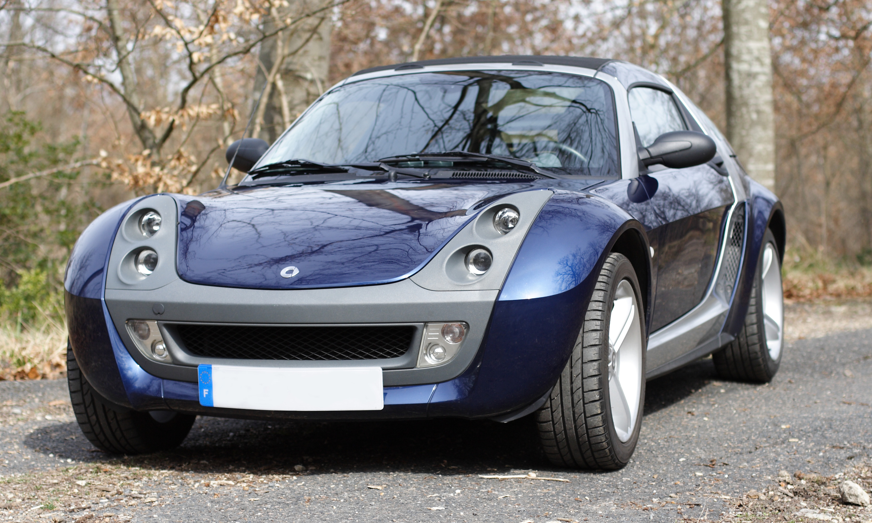Blue and silver Smart Roadster Coupé, photographed from the front three-quarter angle